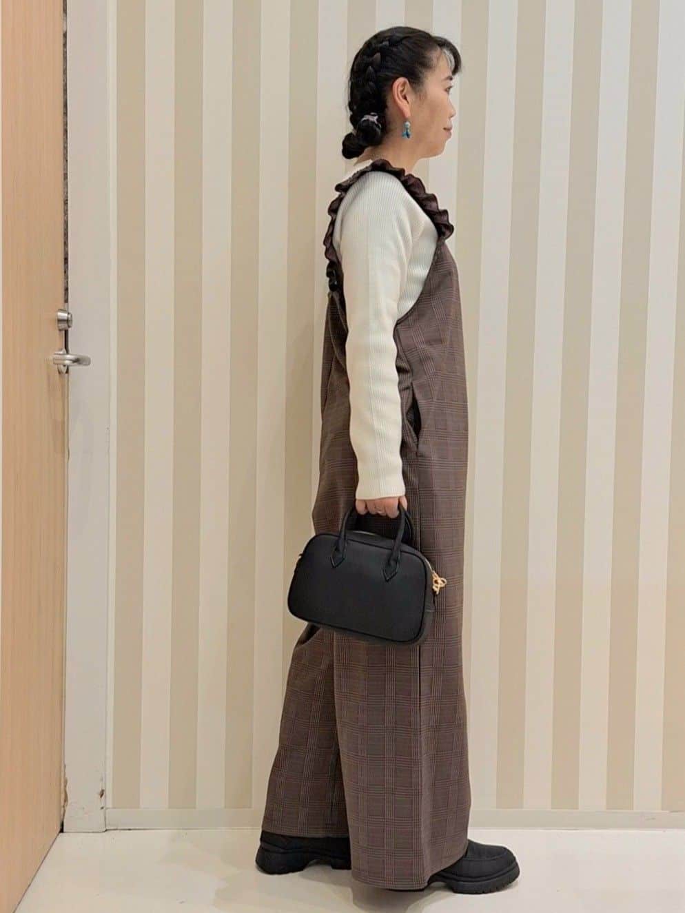 Saoさんの「SHOO･LA･RUE｜【あったか】大人のための チェック柄フリルサロペット」を使ったコーディネート