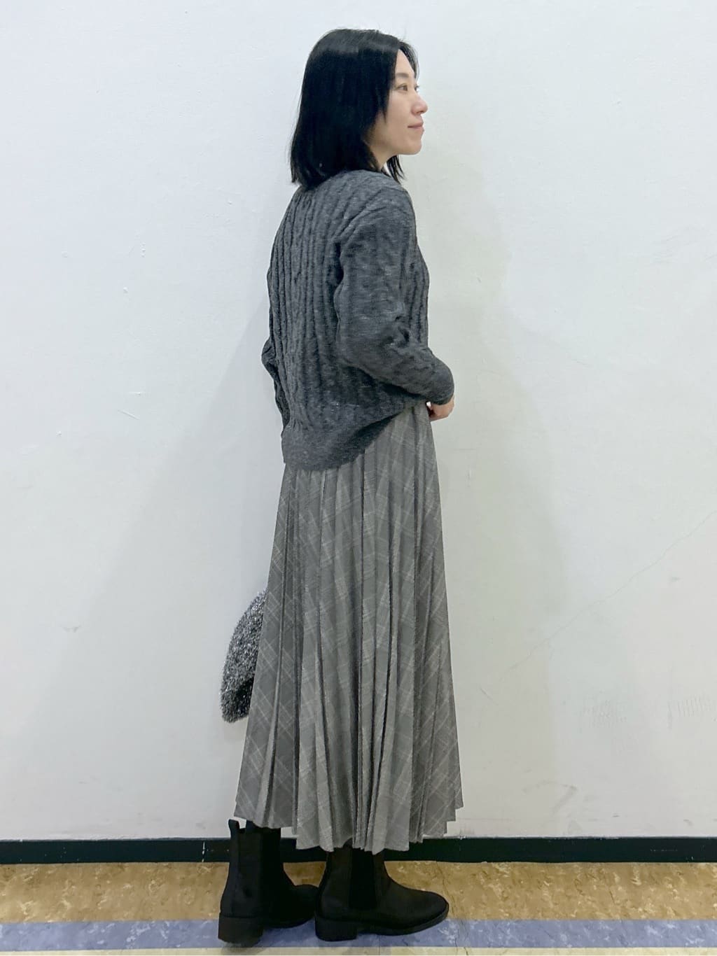 su.さんの「index｜ラメ混ファンシーケーブルVネックニット【洗濯機OK】」を使ったコーディネート