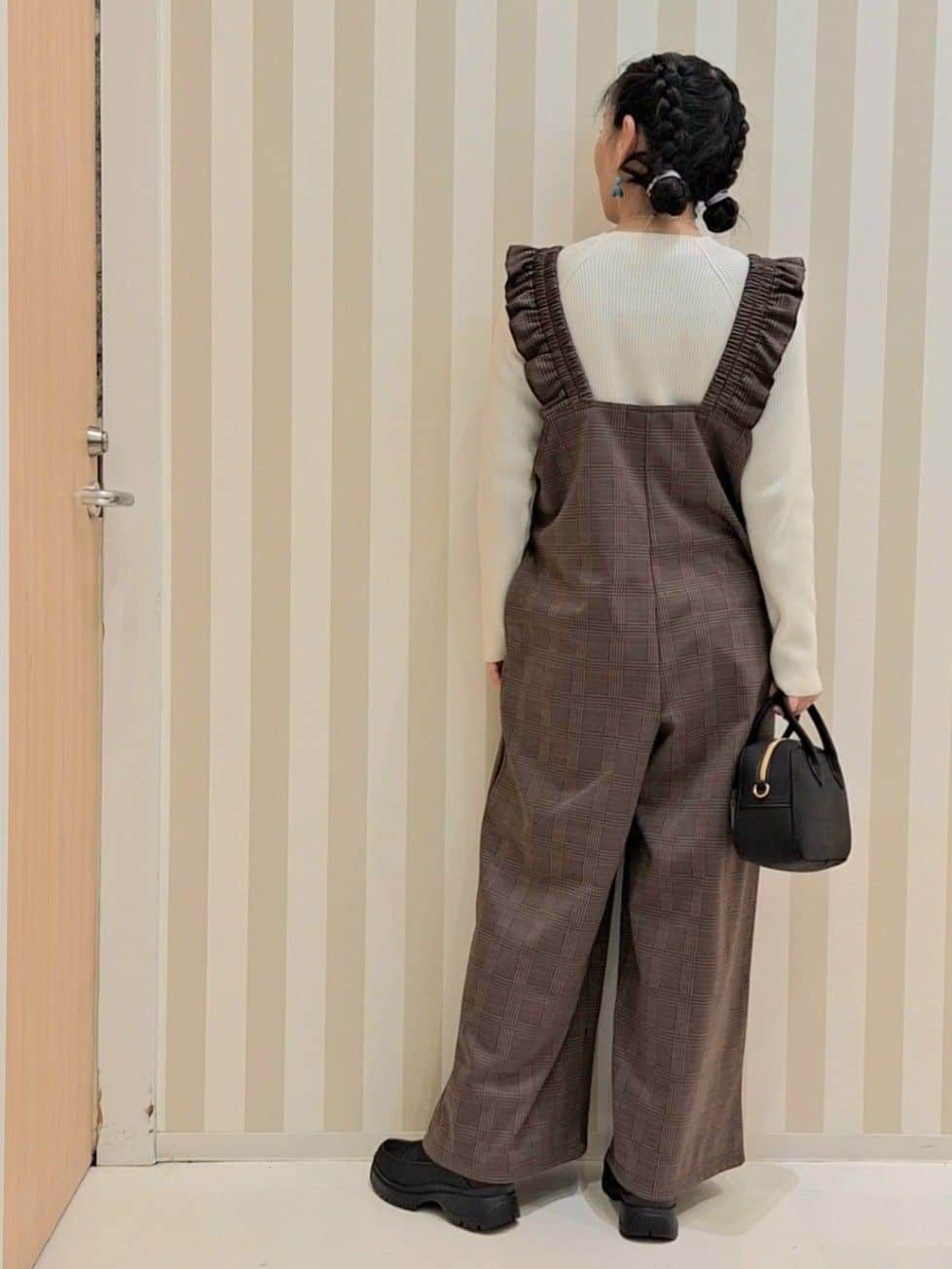 Saoさんの「SHOO･LA･RUE｜【あったか】大人のための チェック柄フリルサロペット」を使ったコーディネート
