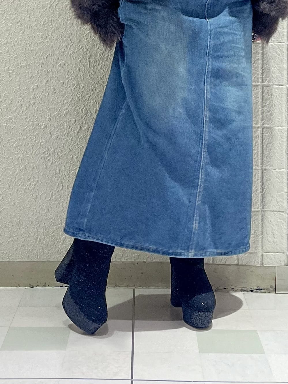 Moriさんの「ESPERANZA｜【ラク盛り/ショートブーツ】リピーター続出／脚長美脚 バックリボングリッターヒールショートブーツ」を使ったコーディネート