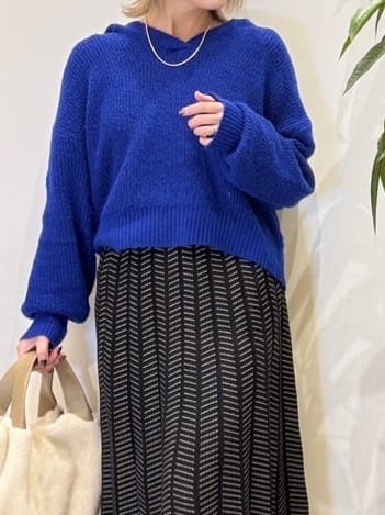 misakiさんの「SHOO･LA･RUE｜【S-LL】お顔周りをすっきり魅せる ふんわり Vネックフードニット」を使ったコーディネート