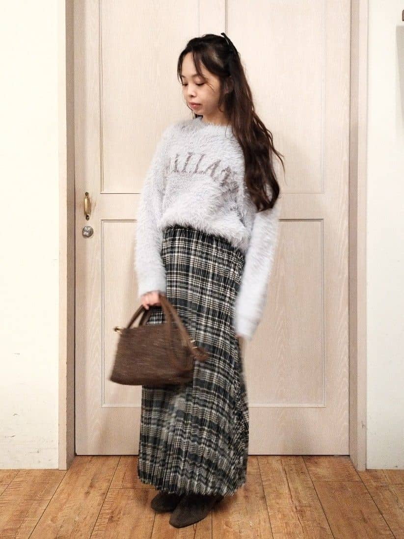 masamiさんの「SHOO･LA･RUE｜ふんわり柔らか ロゴフェザーニット」を使ったコーディネート