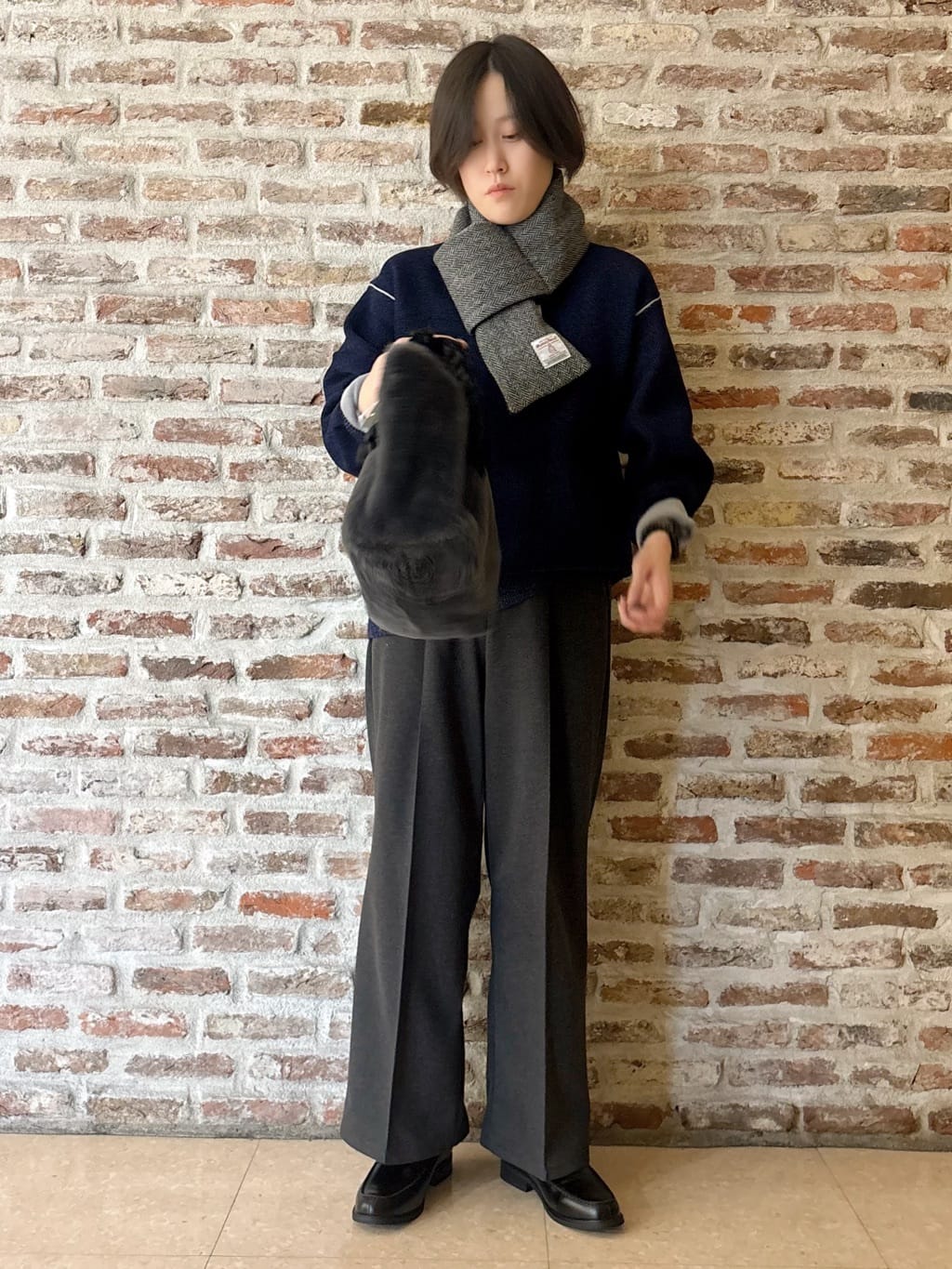 しばさんの「THE SHOP TK｜【大人の上品カジュアルを叶える】ハグするニット 洗濯機OK／6色展開」を使ったコーディネート