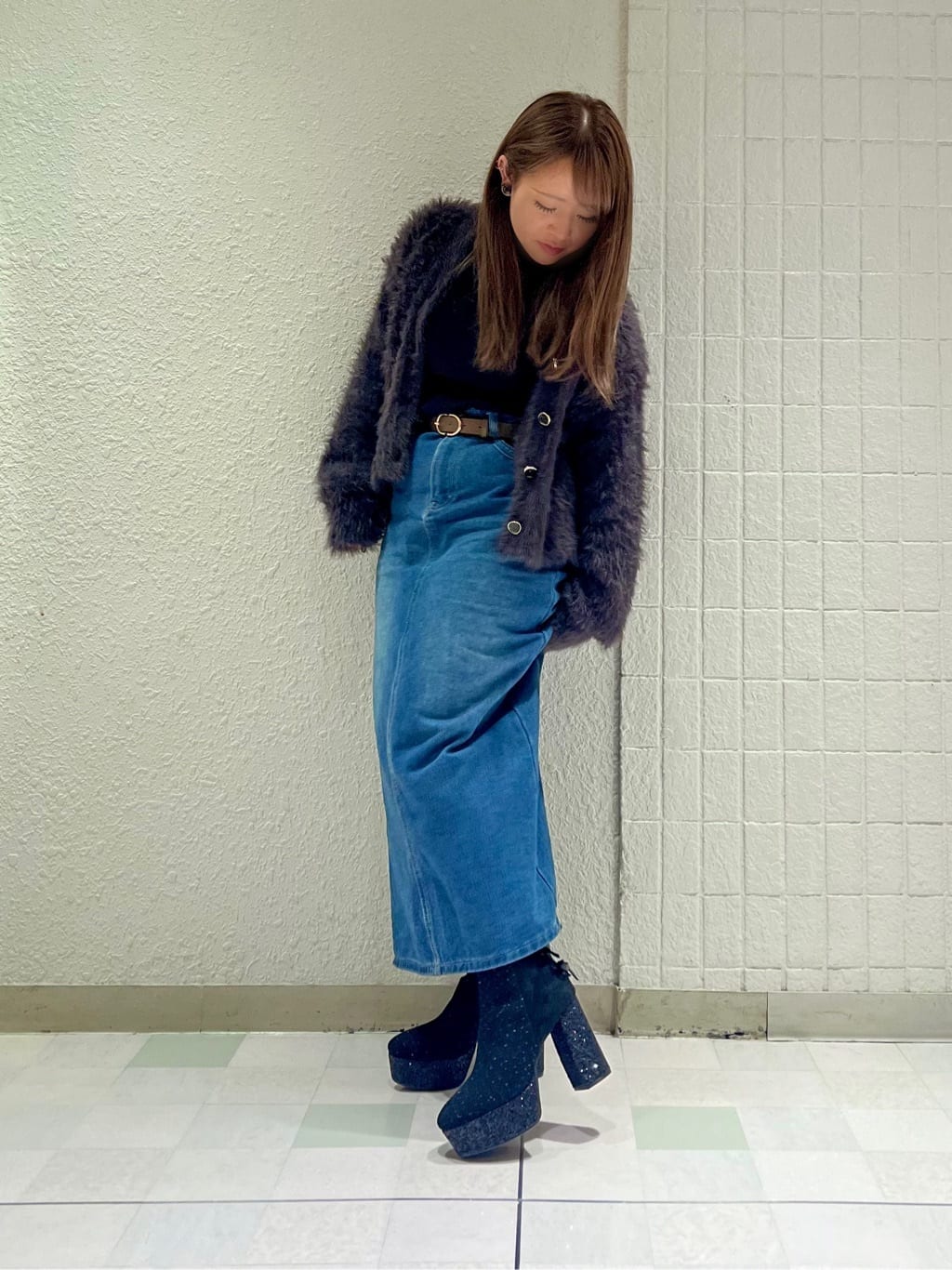 Moriさんの「ESPERANZA｜【ラク盛り/ショートブーツ】リピーター続出／脚長美脚 バックリボングリッターヒールショートブーツ」を使ったコーディネート