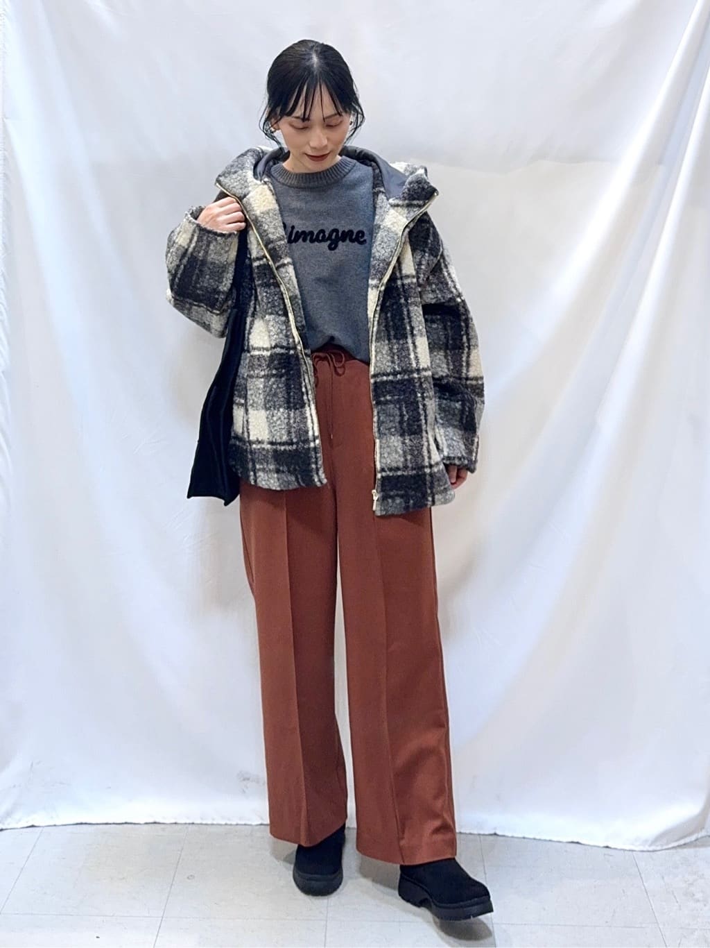 𝐇𝐢𝐫𝐨𝐦𝐢さんの「SHOO･LA･RUE｜【S-LL/洗濯機可】ふわふわがやみつきになる柔らかさ スウェットライクロゴニット」を使ったコーディネート