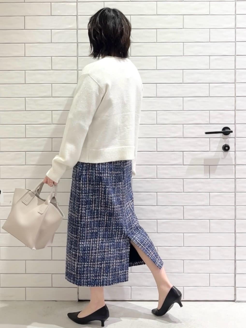 しおりさんの「OPAQUE.CLIP｜金ボタンラメニットカーディガン【洗濯機OK】」を使ったコーディネート