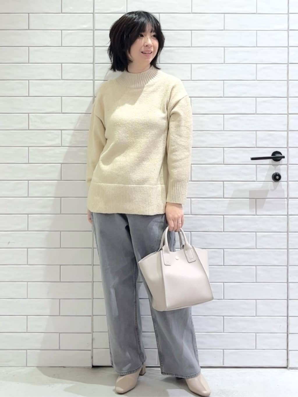しおりさんの「OPAQUE.CLIP｜ヴィンテージカラーワイドストレートパンツ【洗濯機OK】」を使ったコーディネート