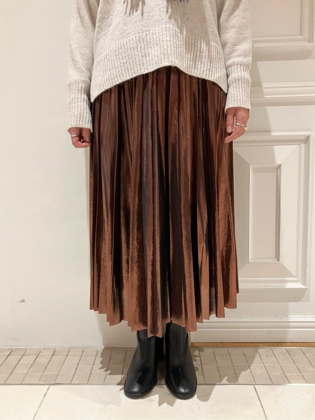 TAJIさんの「DRESSTERIOR｜◆【洗える/ストレッチ性/オンオフ】箔プリントプリーツスカート」を使ったコーディネート