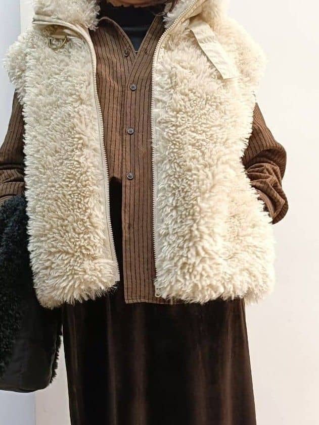 あんさんの「THE SHOP TK｜プラスするだけでこなれ見え ボアベスト」を使ったコーディネート
