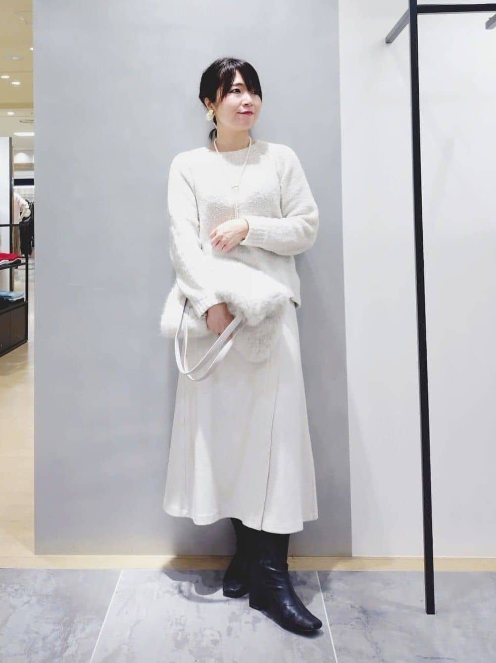 TOMOMIさんの「INDIVI｜【洗える／ラメ／意匠感】ミックスブークレニット」を使ったコーディネート