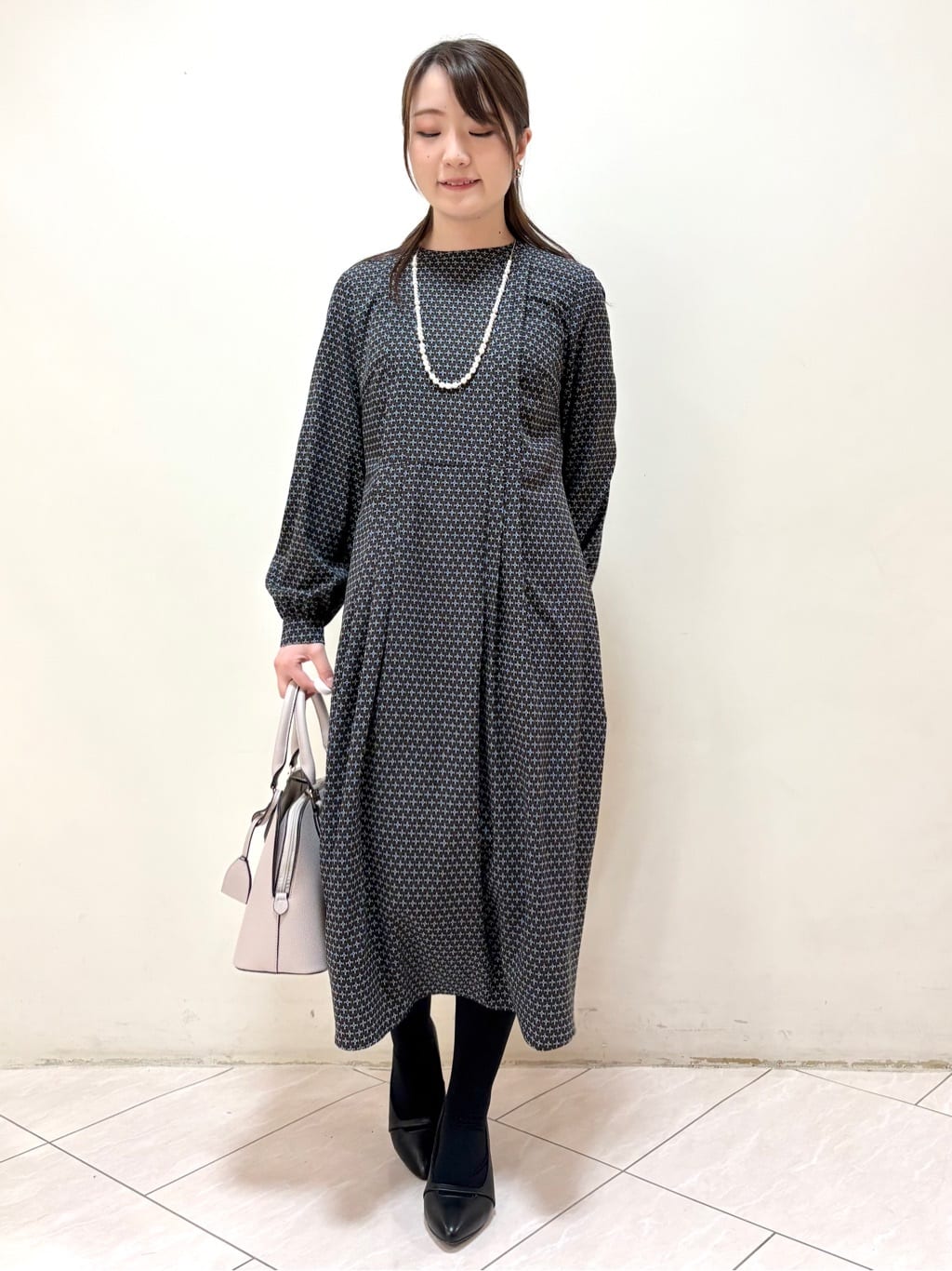 mikiさんの「Reflect｜【通勤/お出かけ◎】ジオメプリントクラシカルワンピース」を使ったコーディネート