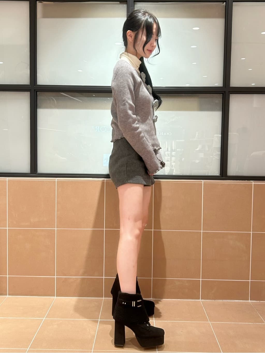 Arisaさんの「ESPERANZA｜【ラク盛り／ショートブーツ】リピーター続出／脚長美脚 3WAYボアレースアップショートブーツ」を使ったコーディネート