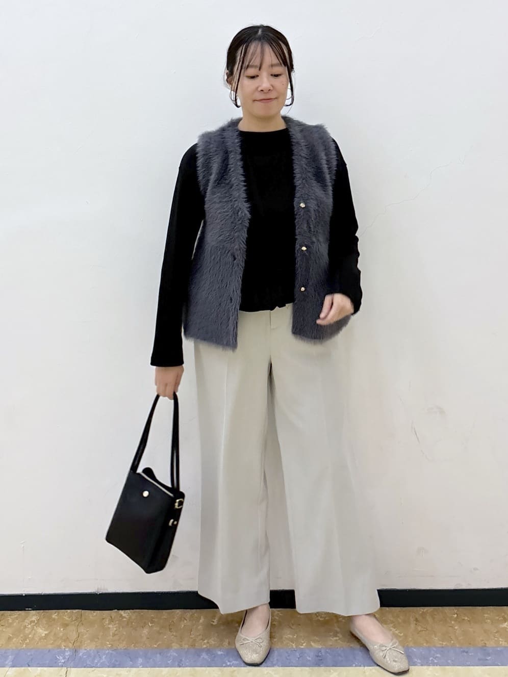 akariさんの「index｜《andGIRL掲載》フェザーペプラムジレ【洗濯機OK／抗ピル】」を使ったコーディネート