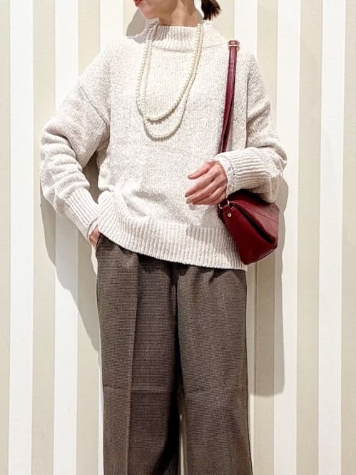 まつこさんの「SHOO･LA･RUE｜【S-LL】ほんのりラメで女性らしい ベロアモールモックネックニット」を使ったコーディネート
