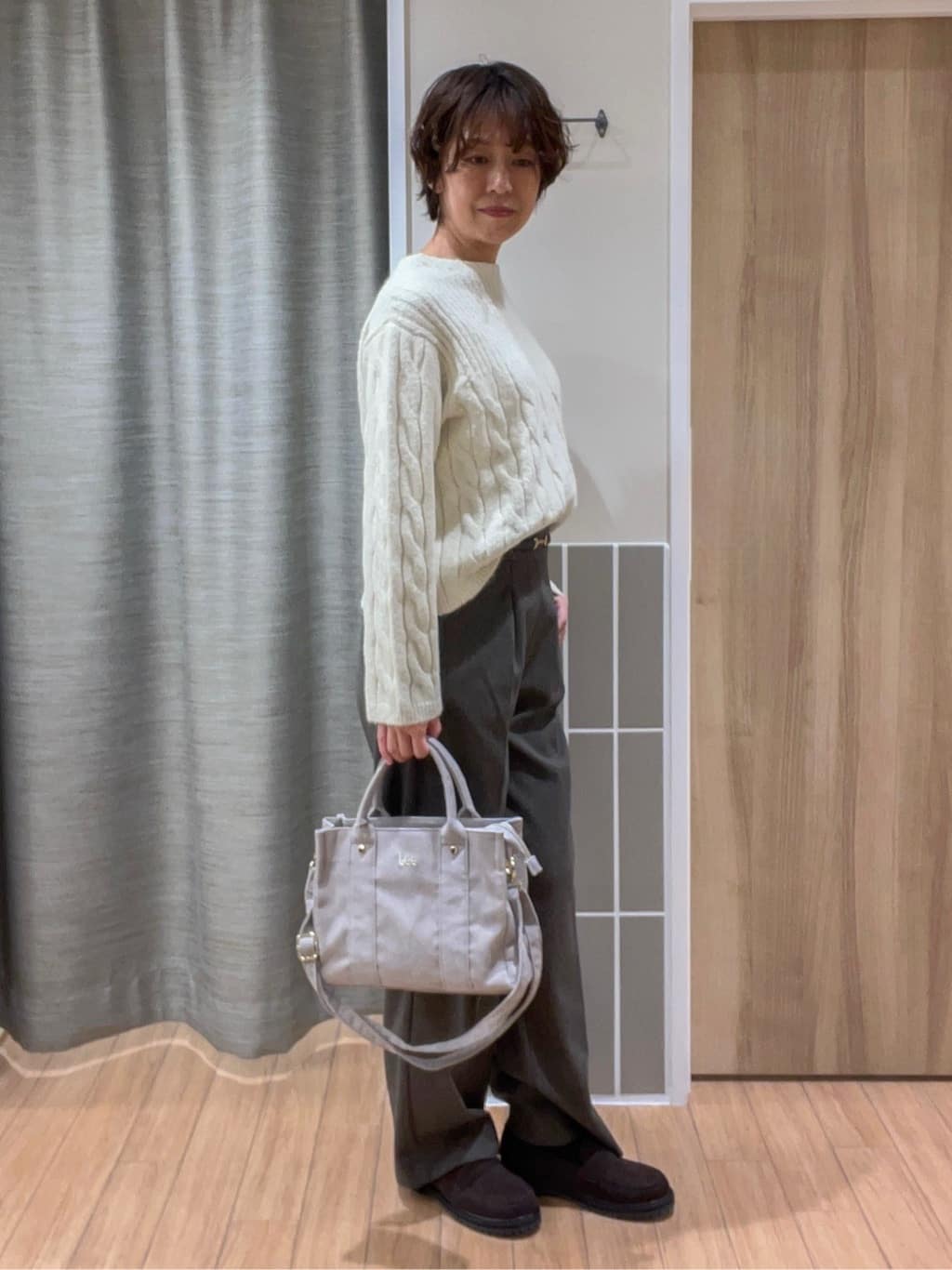 ヨッコさんの「grove｜ふんわり包み込む ケーブルボートネックニット」を使ったコーディネート