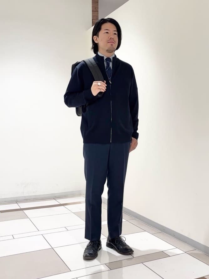 及川さんの「TAKEO KIKUCHI｜アンチピリング ジップアップ ニット」を使ったコーディネート