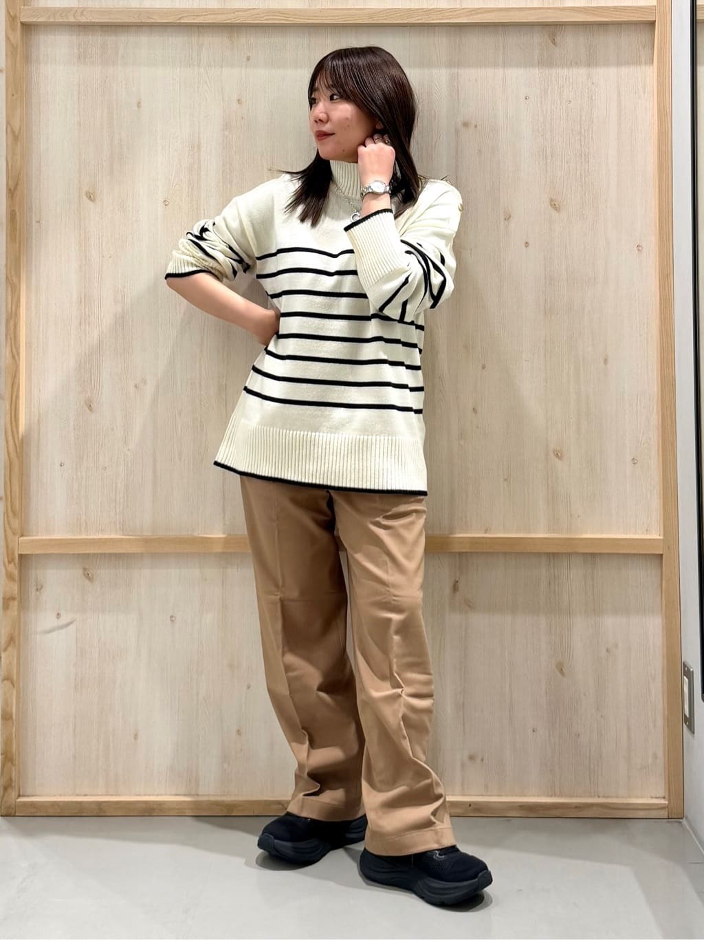 nanaさんの「THE SHOP TK｜【インしないで着られる】金ボタン ハイネックニット/毛玉になりにくい/静電気防止/洗濯機OK」を使ったコーディネート