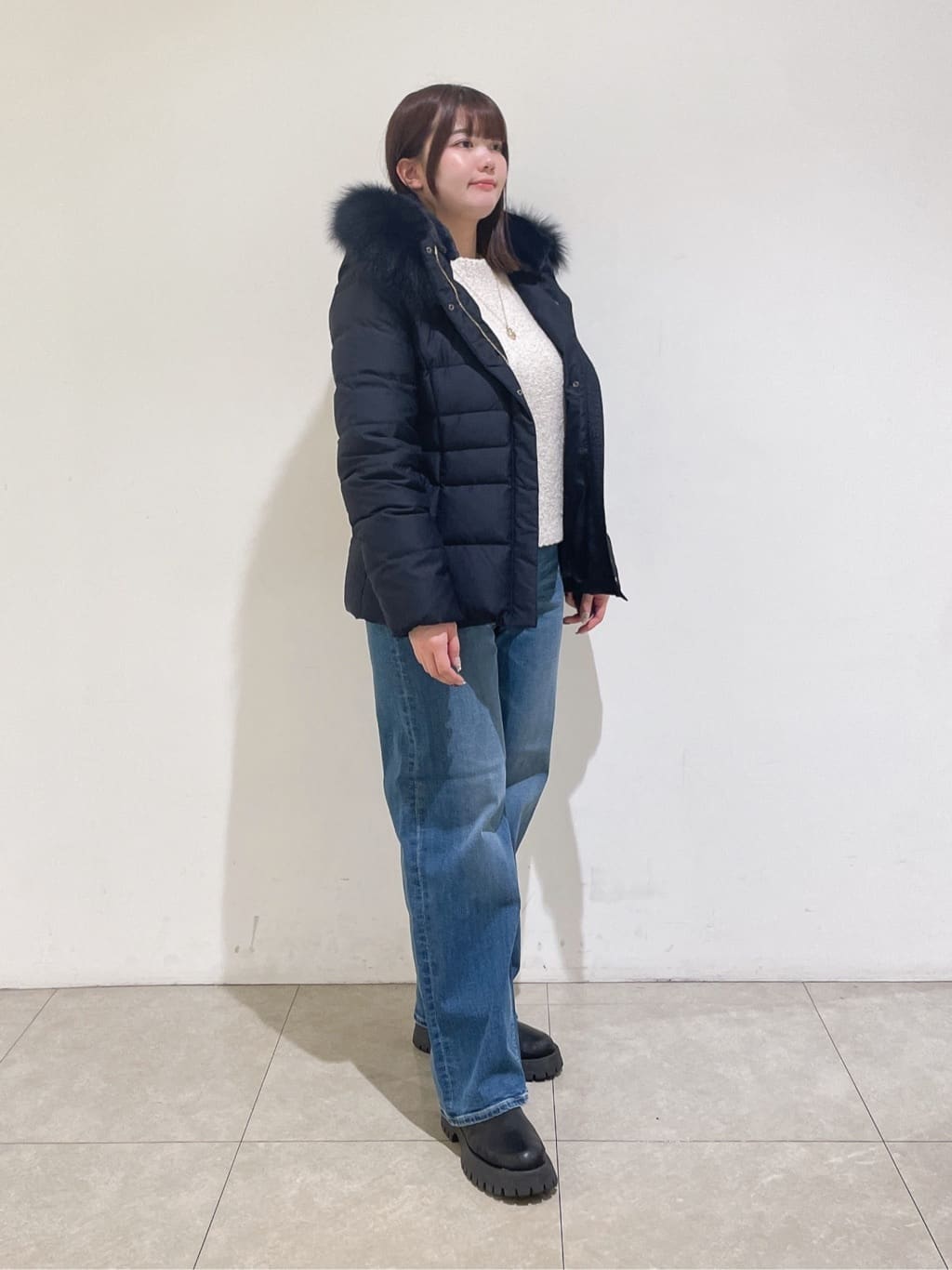 emikaさんの「INDIVI｜【名品／撥水／抗菌防臭】ショート丈リサイクルダウンコート」を使ったコーディネート