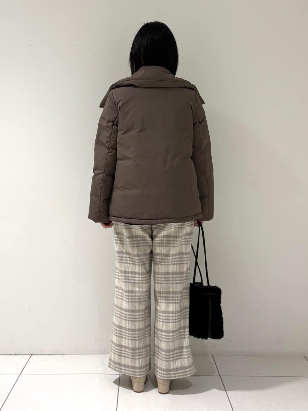 momokoさんの「INDIVI｜【撥水／洗える／デザイン衿】ステッチレス ショートダウンコート」を使ったコーディネート