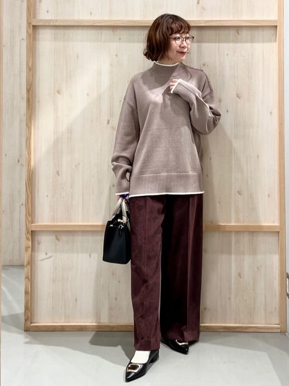 nakoさんの「THE SHOP TK｜【インしないで着られる】金ボタン ハイネックニット/毛玉になりにくい/静電気防止/洗濯機OK」を使ったコーディネート
