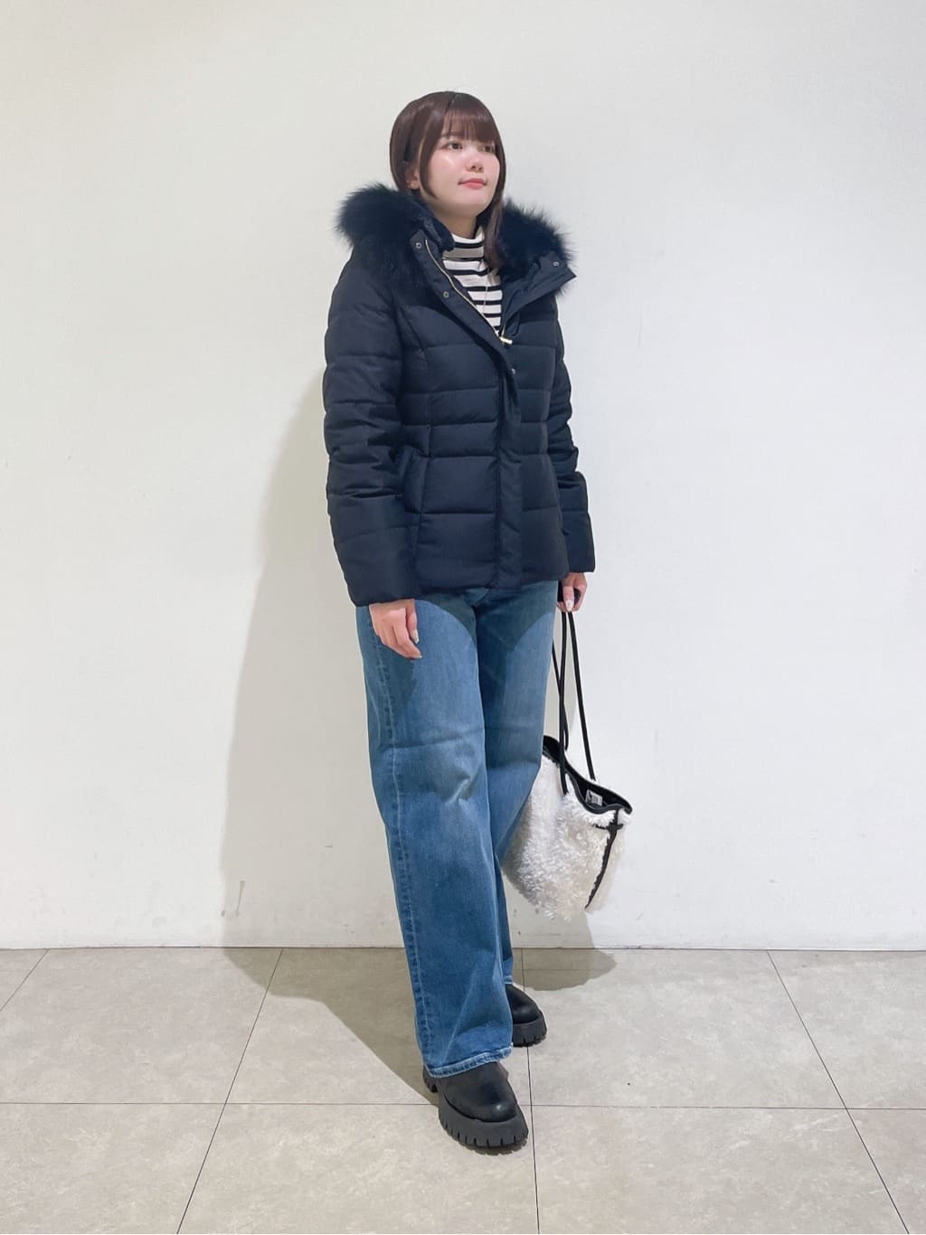 emikaさんの「INDIVI｜【名品／撥水／抗菌防臭】ショート丈リサイクルダウンコート」を使ったコーディネート