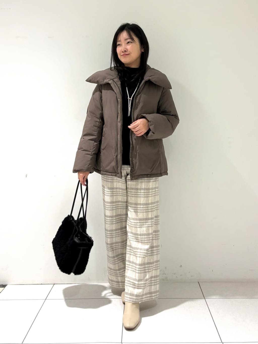 momokoさんの「INDIVI｜【撥水／洗える／デザイン衿】ステッチレス ショートダウンコート」を使ったコーディネート