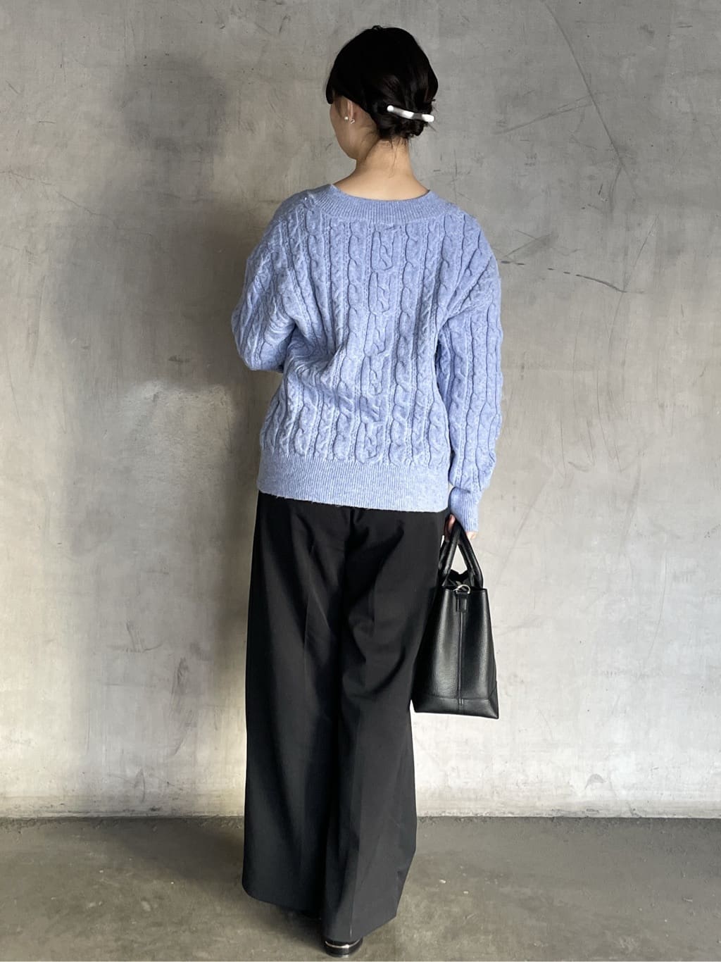 tomokoさんの「OPAQUE.CLIP｜ラメ混ファンシーケーブルVネックニット【洗濯機OK】」を使ったコーディネート