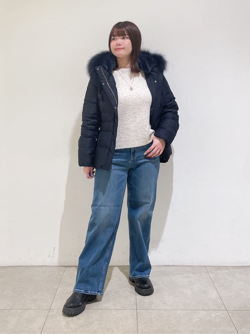 emikaさんの「INDIVI｜【名品／撥水／抗菌防臭】ショート丈リサイクルダウンコート」を使ったコーディネート