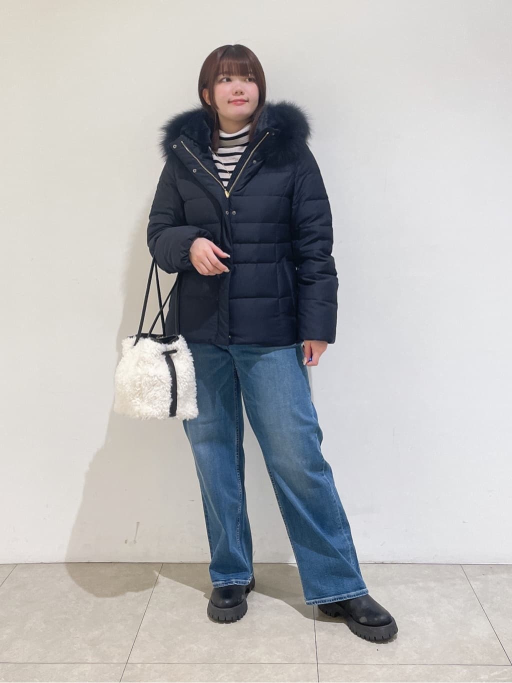 emikaさんの「INDIVI｜【名品／撥水／抗菌防臭】ショート丈リサイクルダウンコート」を使ったコーディネート