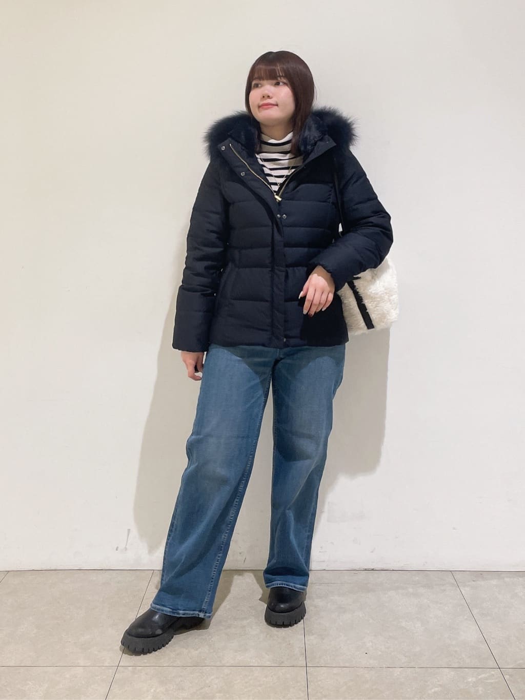 emikaさんの「INDIVI｜【名品／撥水／抗菌防臭】ショート丈リサイクルダウンコート」を使ったコーディネート