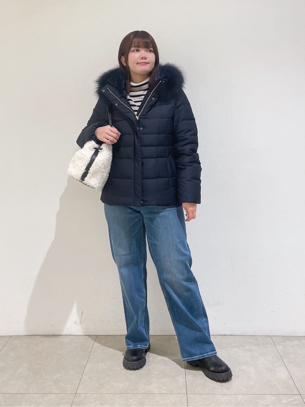 emikaさんの「INDIVI｜【名品／撥水／抗菌防臭】ショート丈リサイクルダウンコート」を使ったコーディネート