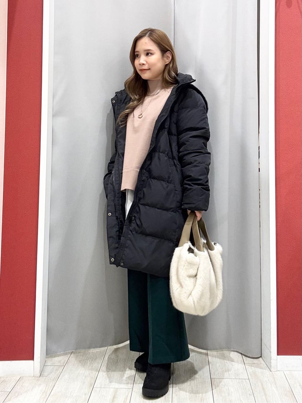 shioさんの「SHOO･LA･RUE｜【洗濯機可/撥水】フェイクファーフード ロングダウン」を使ったコーディネート