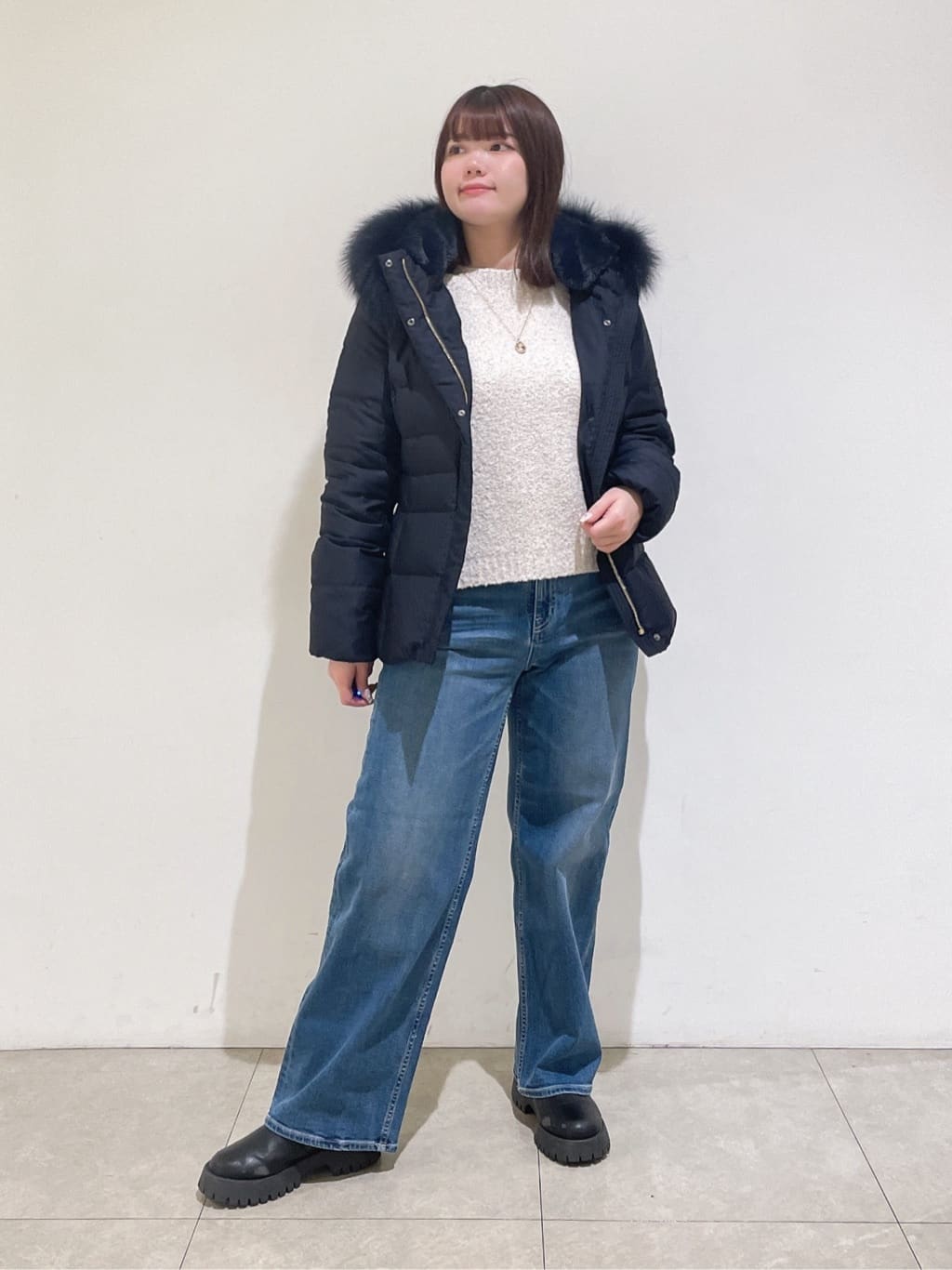 emikaさんの「INDIVI｜【名品／撥水／抗菌防臭】ショート丈リサイクルダウンコート」を使ったコーディネート