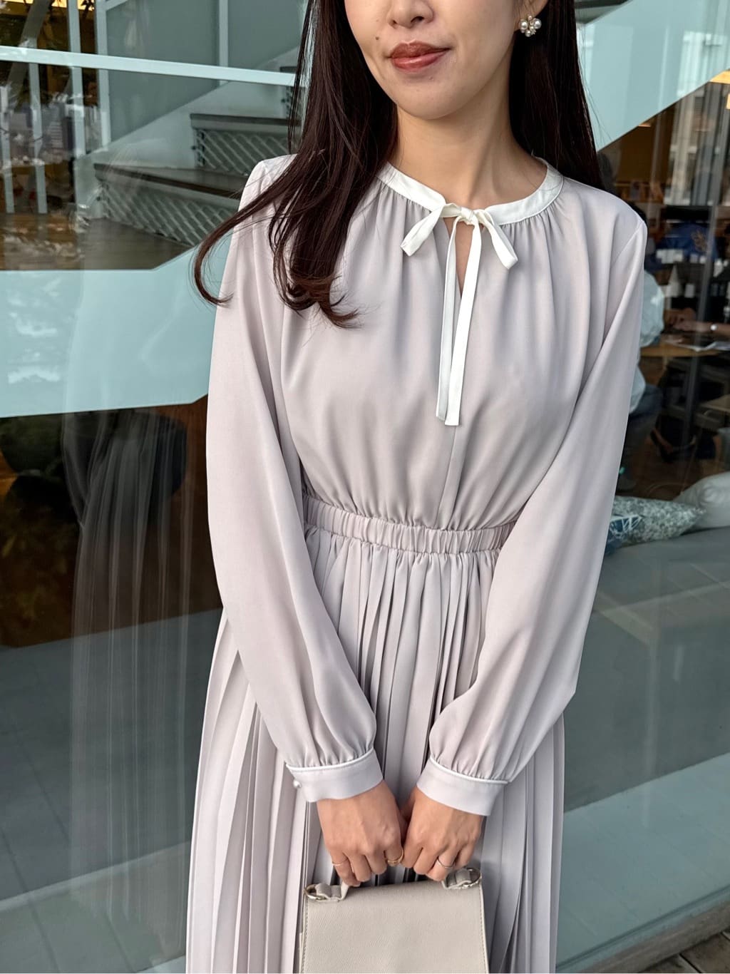 teiさんの「Couture brooch｜【ハレの日・通勤】配色シフォンプリーツ ワンピース」を使ったコーディネート