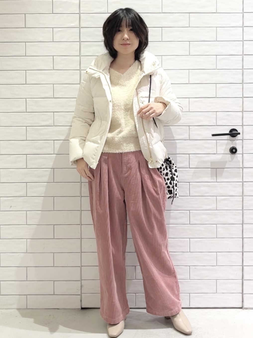 しおりさんの「OPAQUE.CLIP｜撥水ショートダウン【防風／抗菌防臭／洗濯機洗い可】《SS～LL》」を使ったコーディネート