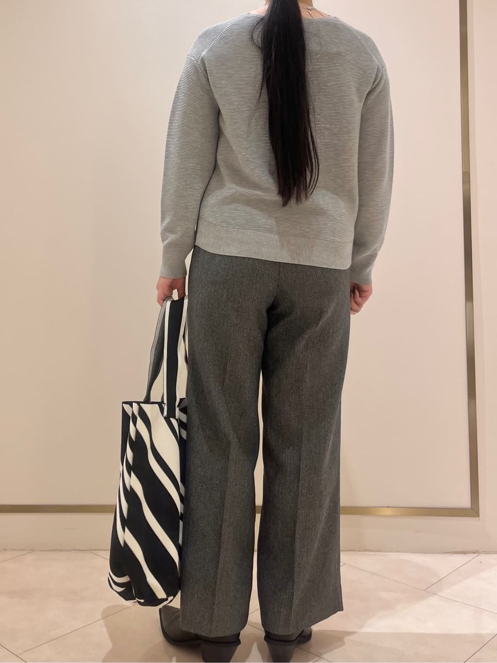hasuさんの「INDIVI｜【ウール混ラメ素材】Vネック煌めきニット」を使ったコーディネート