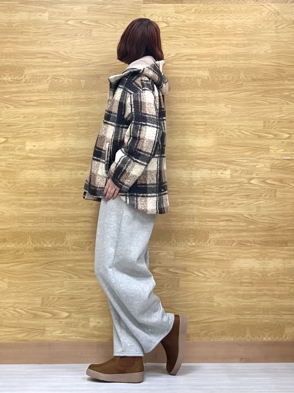 もすさんの「SHOO･LA･RUE｜【洗濯機可/あったか/S-LL】裏起毛ストーン付き スウェットカーブパンツ」を使ったコーディネート