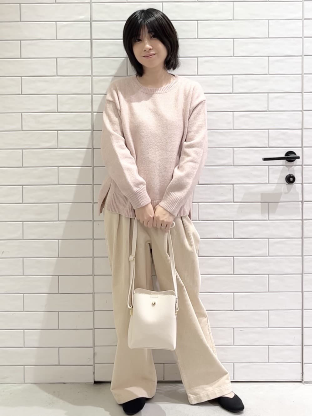 しおりさんの「OPAQUE.CLIP｜リラクシークルーネックニット【洗濯機OK】」を使ったコーディネート