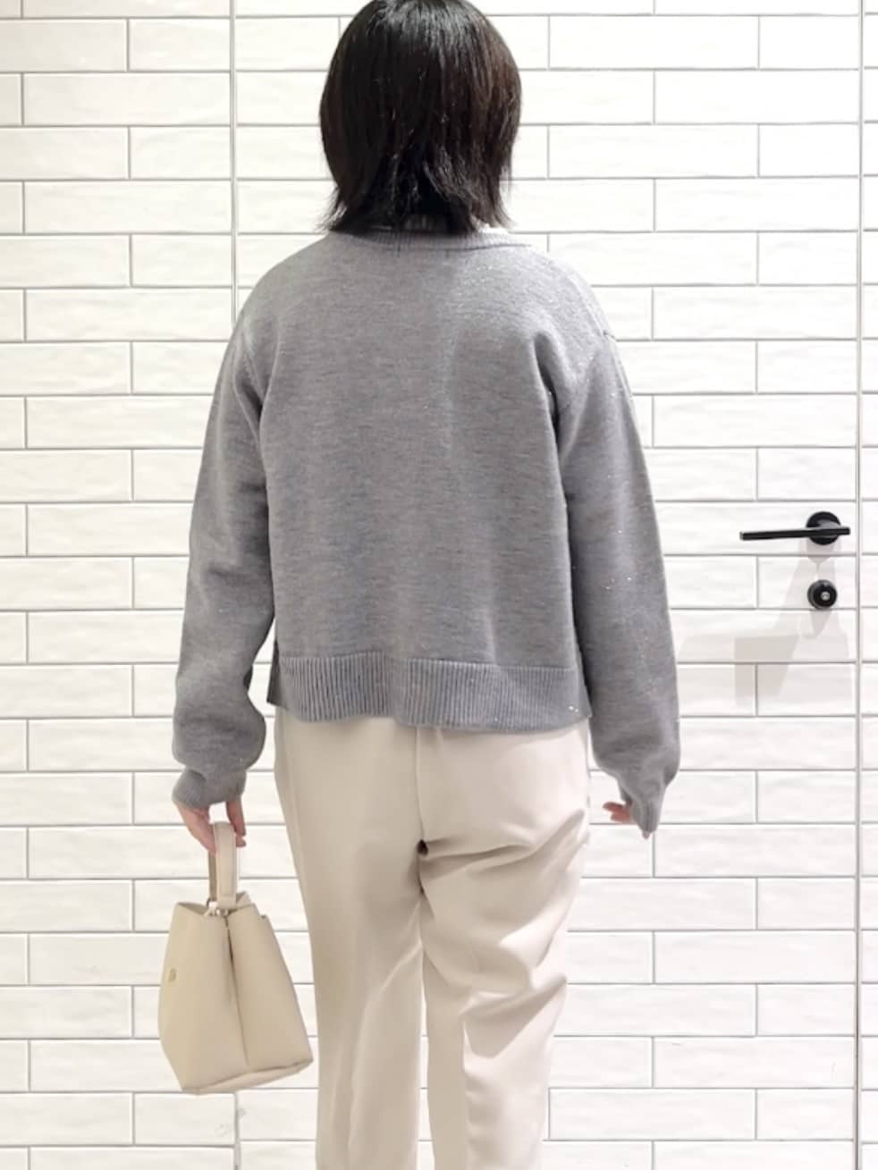 しおりさんの「OPAQUE.CLIP｜金ボタンラメニットカーディガン【洗濯機OK】」を使ったコーディネート