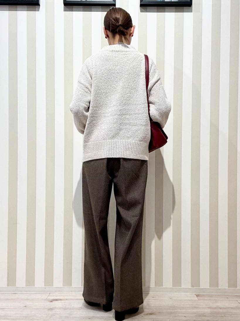 まつこさんの「SHOO･LA･RUE｜【S-LL】ほんのりラメで女性らしい ベロアモールモックネックニット」を使ったコーディネート