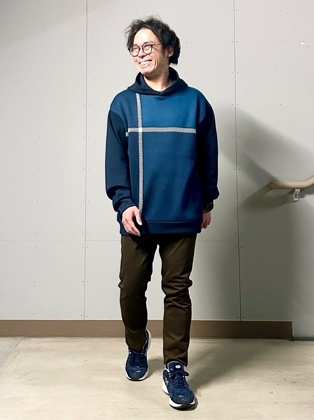 KENJI Iさんの「THE SHOP TK｜【大人の休日スタイルにはこれ！】フロントチェック柄ニットパーカ　洗濯機OK」を使ったコーディネート