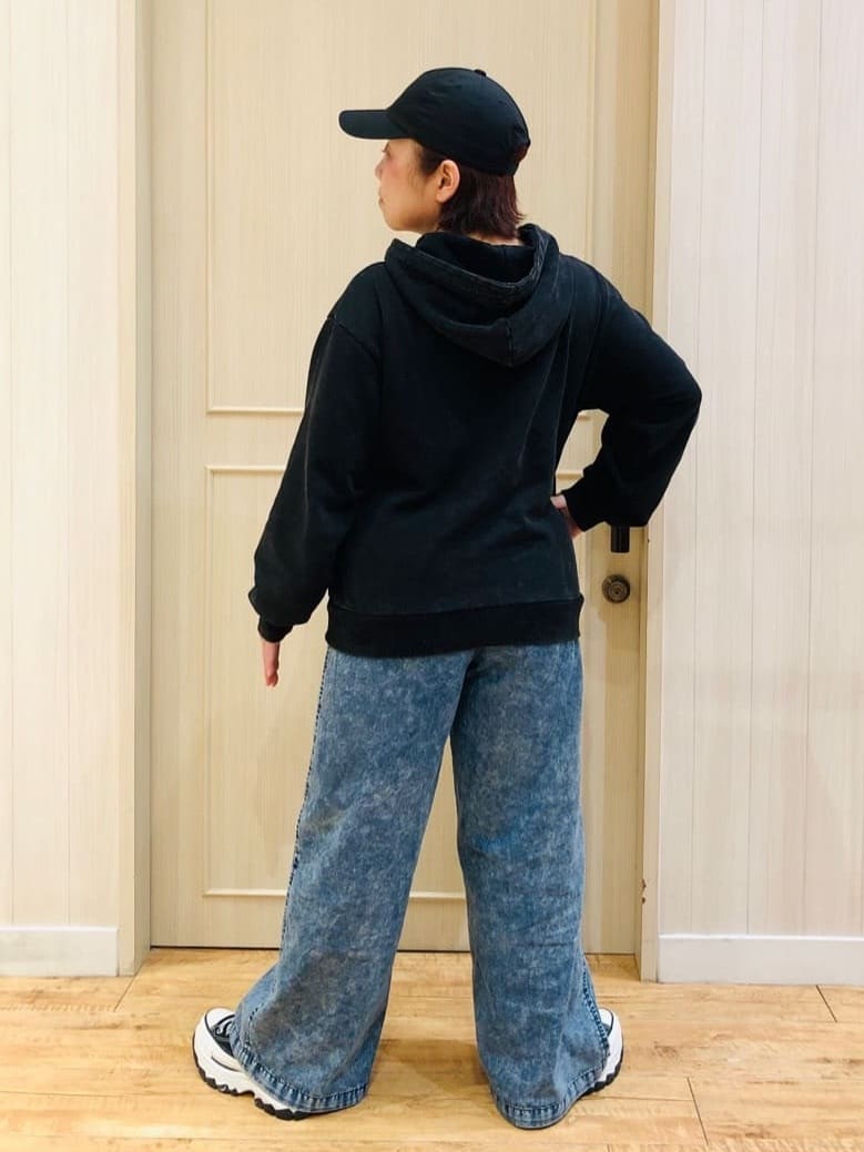 YYYさんの「SHOO･LA･RUE｜【洗濯機可】ポケット付きが嬉しい ケミカル加工フーディ―」を使ったコーディネート
