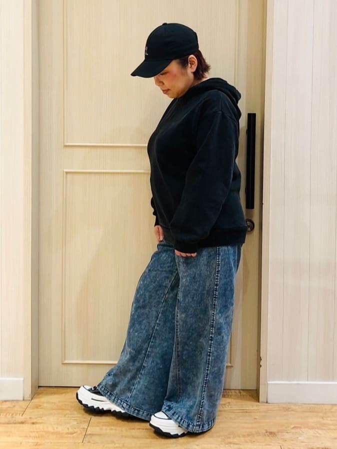 YYYさんの「SHOO･LA･RUE｜【洗濯機可】ポケット付きが嬉しい ケミカル加工フーディ―」を使ったコーディネート