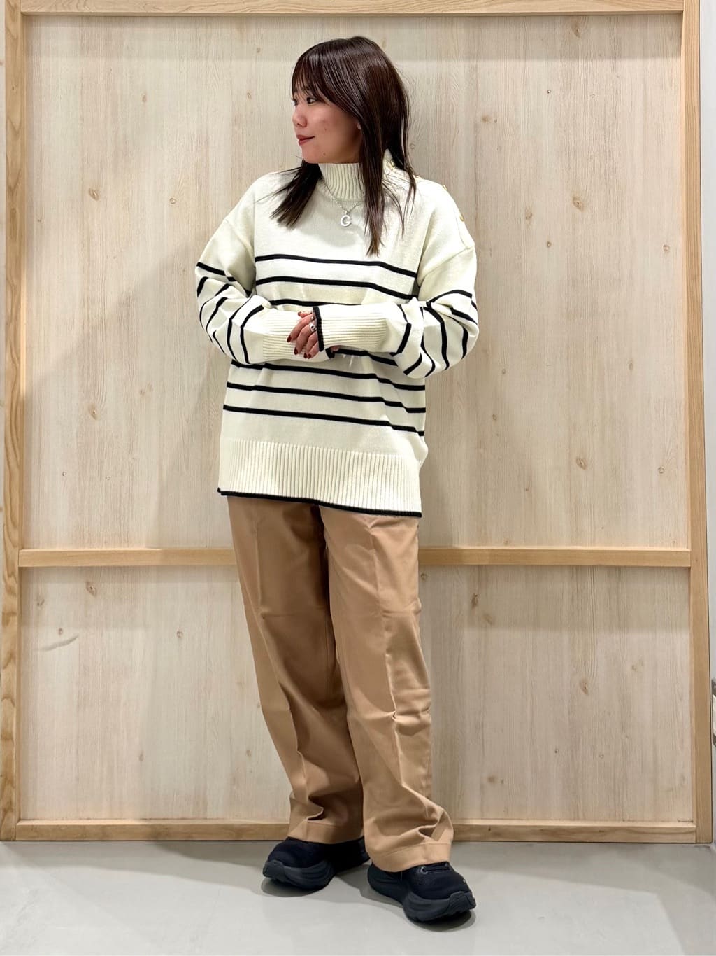 nanaさんの「THE SHOP TK｜【インしないで着られる】金ボタン ハイネックニット/毛玉になりにくい/静電気防止/洗濯機OK」を使ったコーディネート