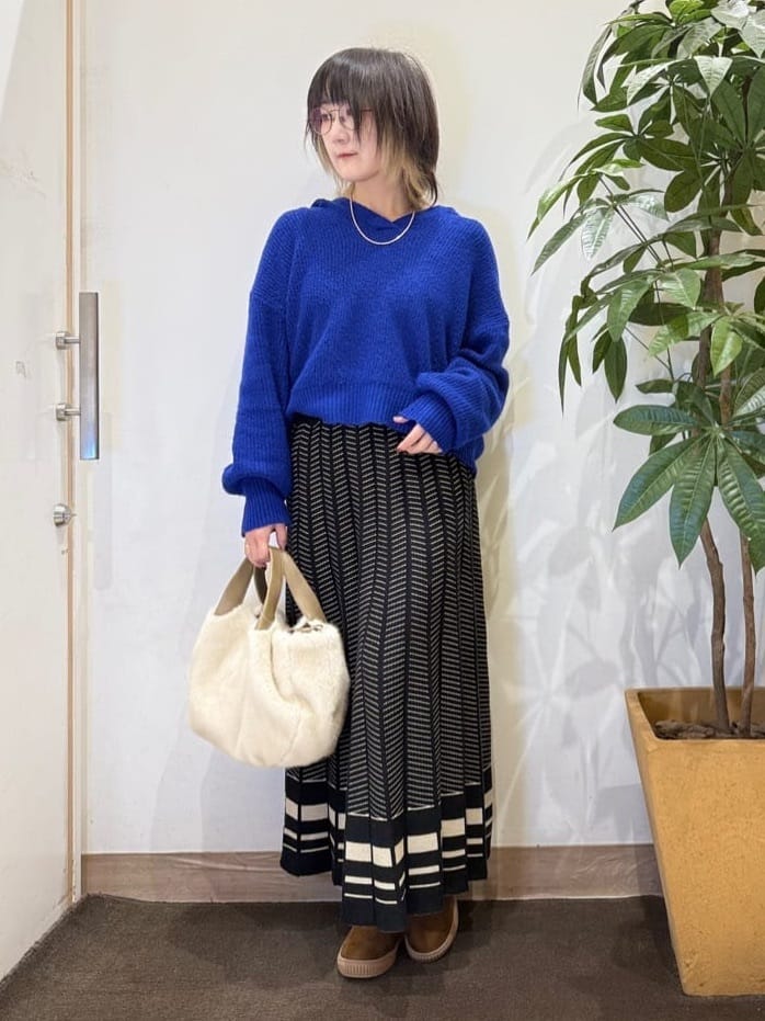 misakiさんの「SHOO･LA･RUE｜【S-LL】お顔周りをすっきり魅せる ふんわり Vネックフードニット」を使ったコーディネート