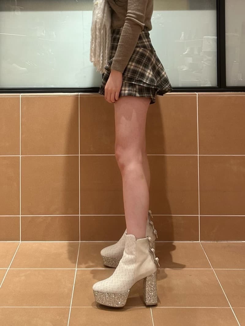 Arisaさんの「ESPERANZA｜【ラク盛り/ショートブーツ】リピーター続出／脚長美脚 バックリボングリッターヒールショートブーツ」を使ったコーディネート