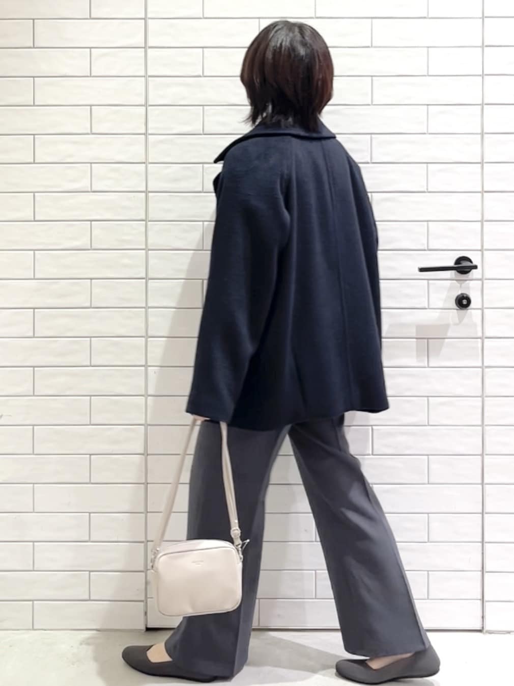 しおりさんの「OPAQUE.CLIP｜カシミヤブレンドウールミドルピーコート」を使ったコーディネート