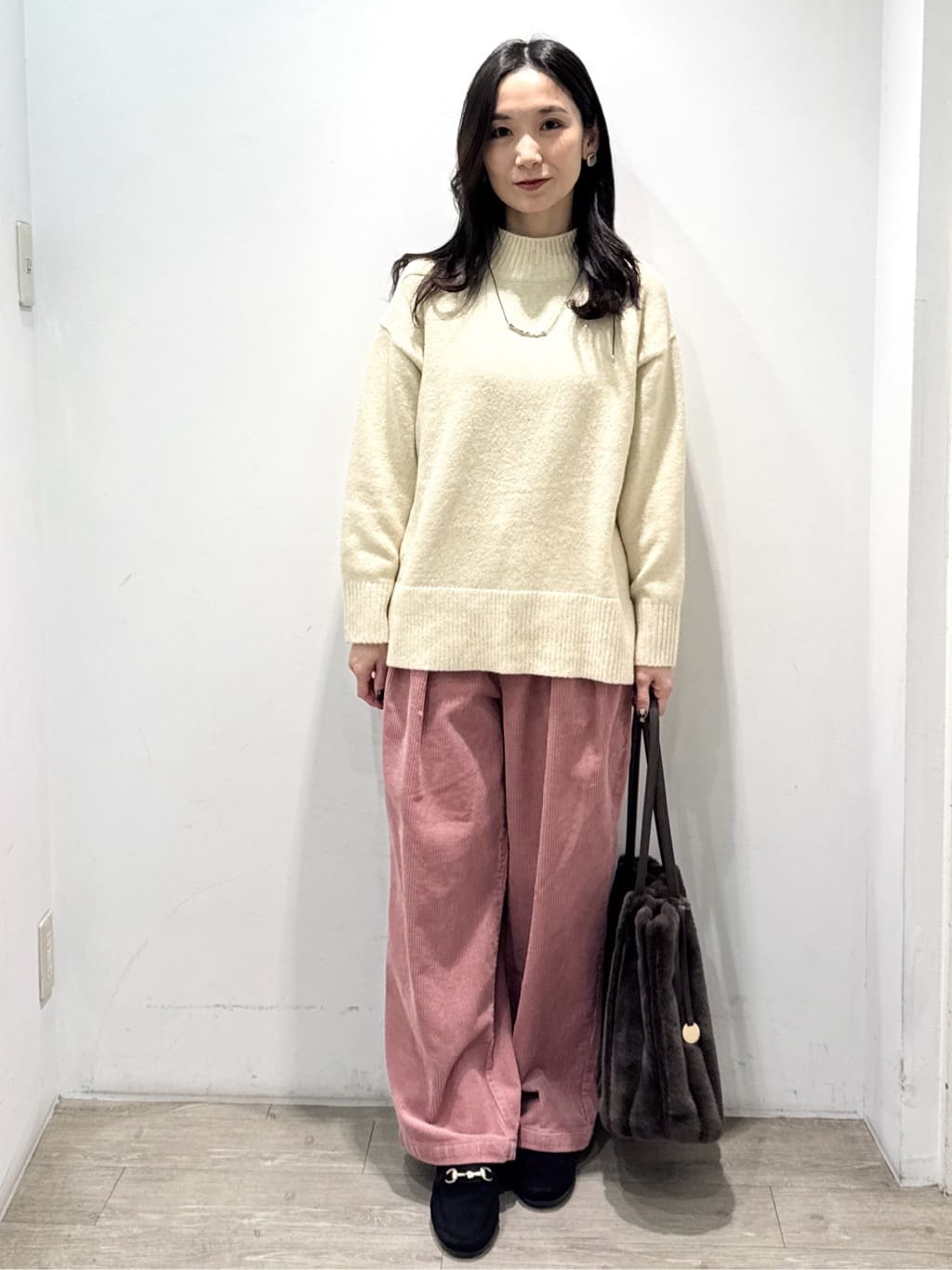yuicciさんの「OPAQUE.CLIP｜コーデュロイタックワイドパンツ【洗濯機OK】」を使ったコーディネート