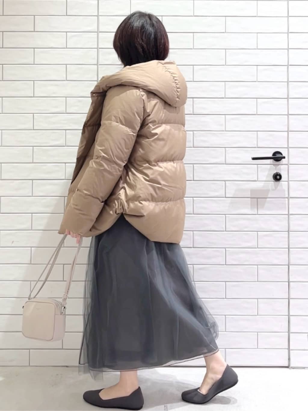 しおりさんの「OPAQUE.CLIP｜撥水フードミドルダウンコート【防風／抗菌防臭／洗濯機OK】《S～LL》」を使ったコーディネート