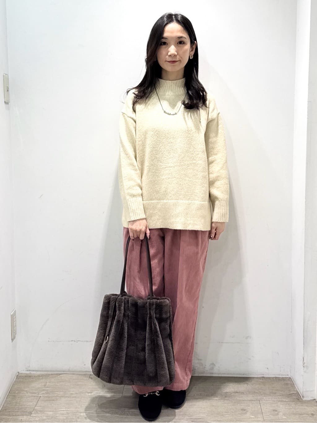 yuicciさんの「OPAQUE.CLIP｜コーデュロイタックワイドパンツ【洗濯機OK】」を使ったコーディネート